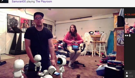 男はps4の微笑みで妻の胸を露出させ、それから彼女を完全にストリップします