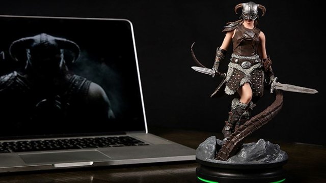 このSkyrimの女性ドラゴンボーン像はあなたの棚に座るに値します